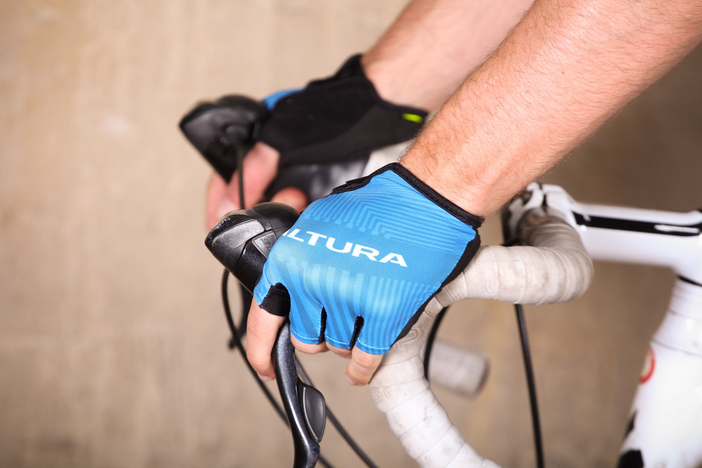Altura Sportive 97 Mitts &ndash; on bike