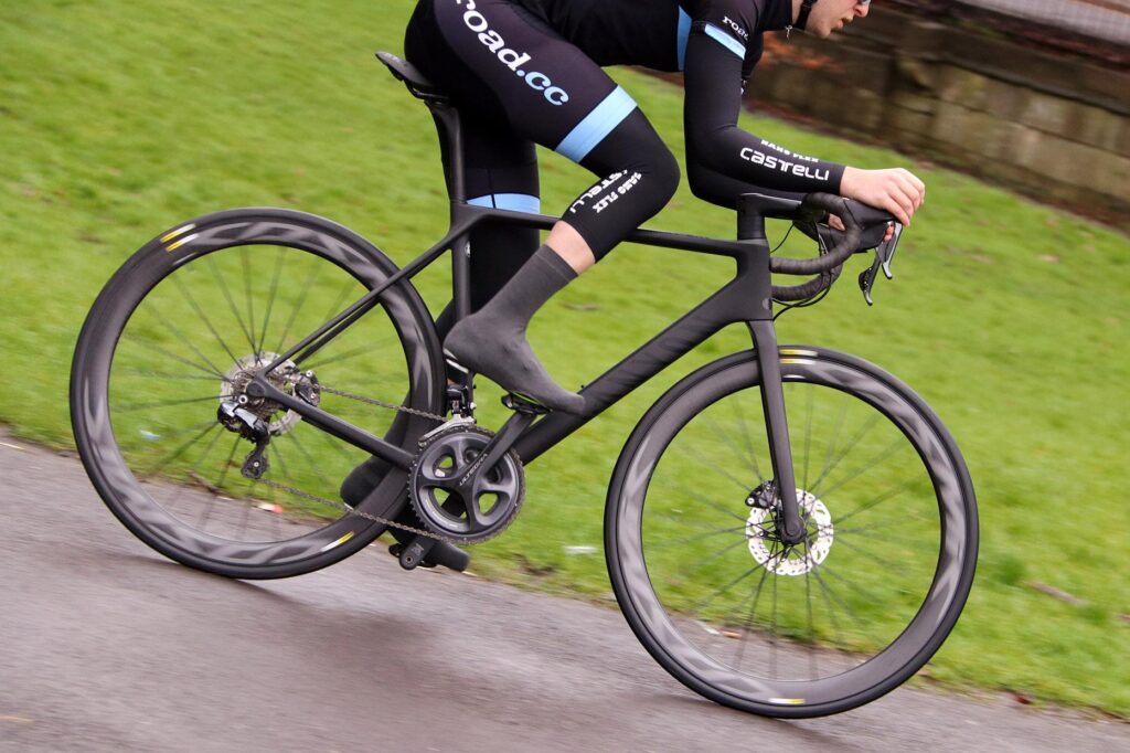 Canyon ULTIMATE CF SLX DISC 8.0 DI2 – riding 1.jpg