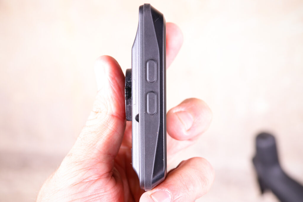 Giant Neostrack GPS Computer – side buttons.jpg