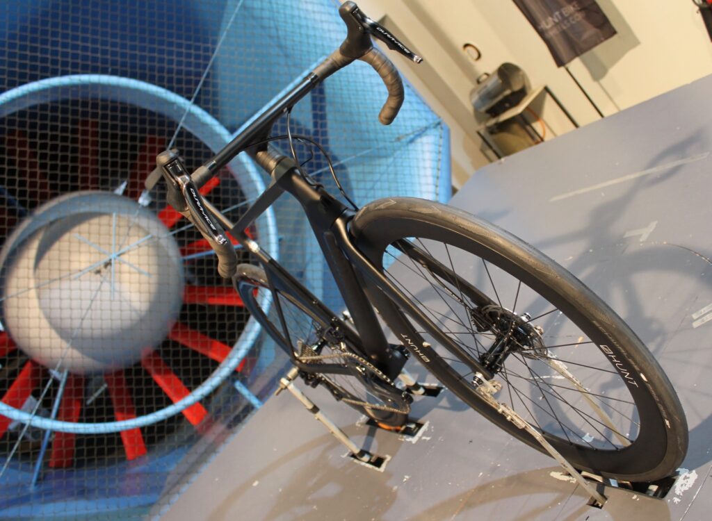 Hunt &ndash; Bike in tunnel Hunt wheels &ndash; 1 (1).jpg