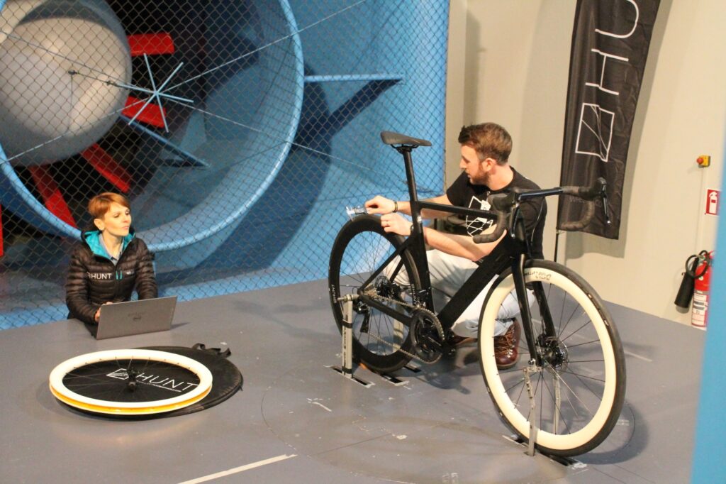 Hunt &ndash; discussing in wind tunnel &ndash; 1.jpg