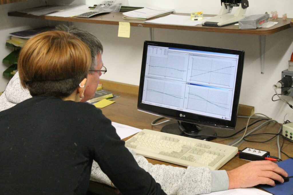 Hunt &ndash; Luisa looking at the results &ndash; 1.jpg