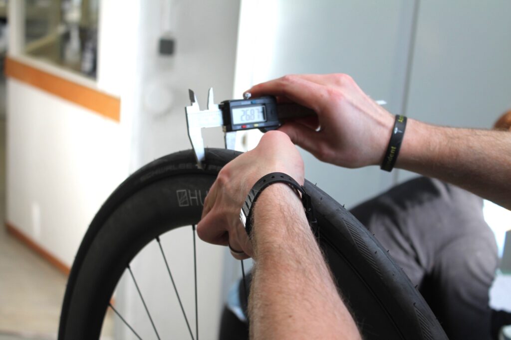 Hunt &ndash; Measuring tyre width &ndash; 1.jpg