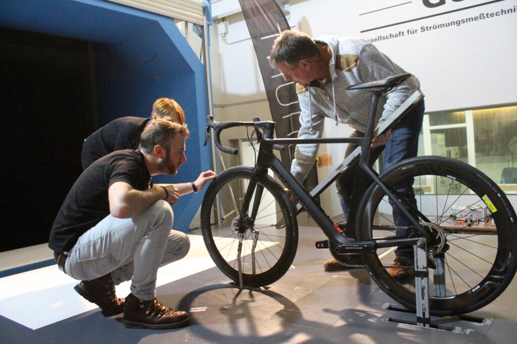 Hunt &ndash; preparing bike in tunnel &ndash; 1.jpg