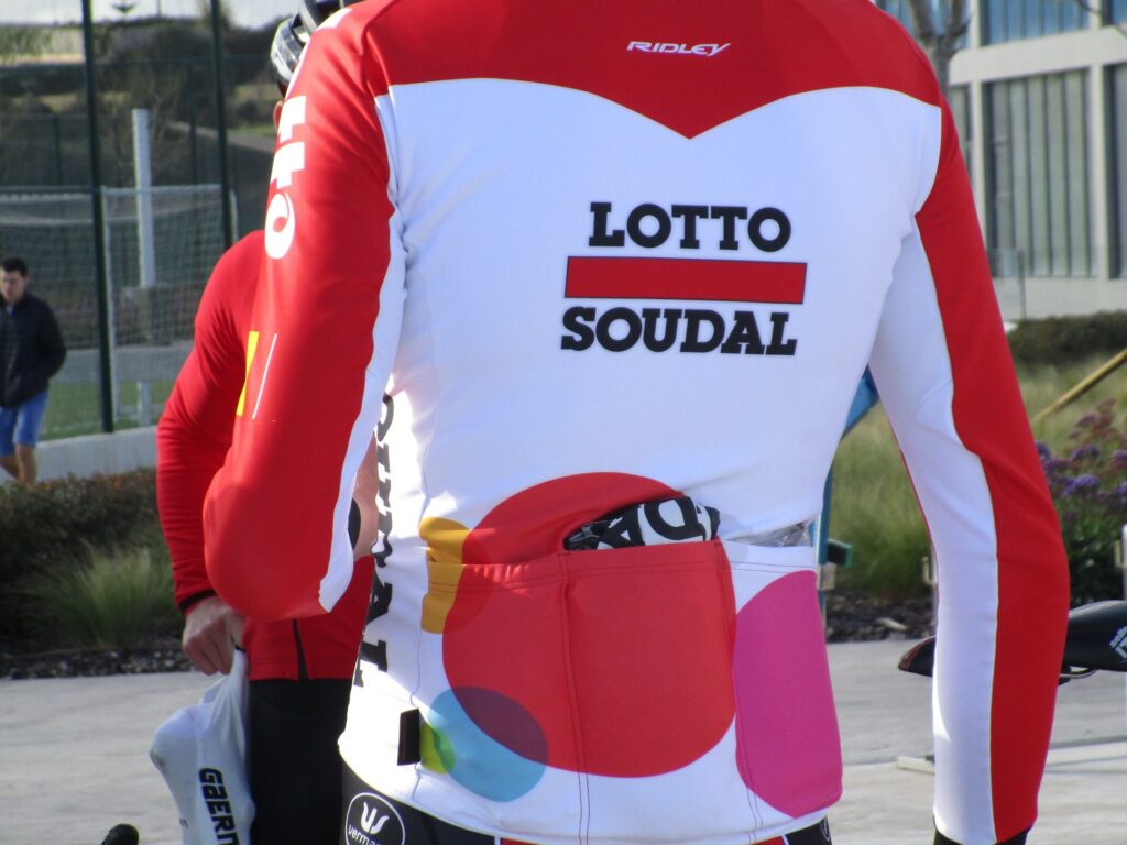 Lotto Soudal 2018 jersey rear (1).jpg
