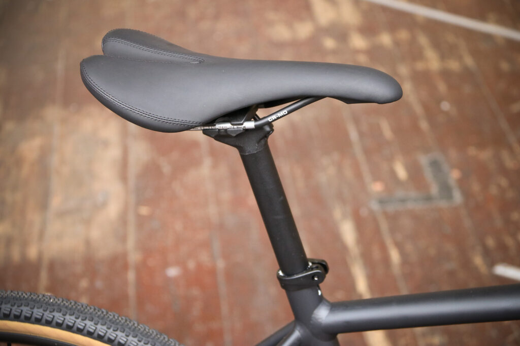 Pinnacle Arkose Three – saddle and post.jpg