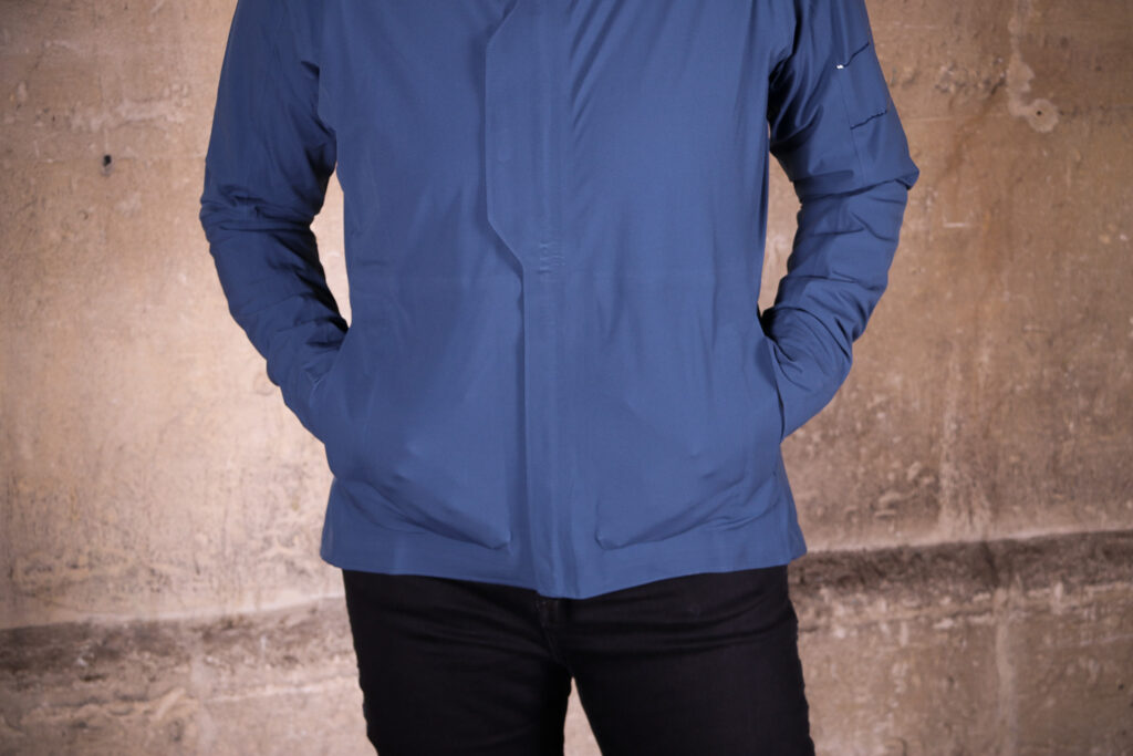 Rapha Womens Hooded Rain Jacket – front pockets.jpg