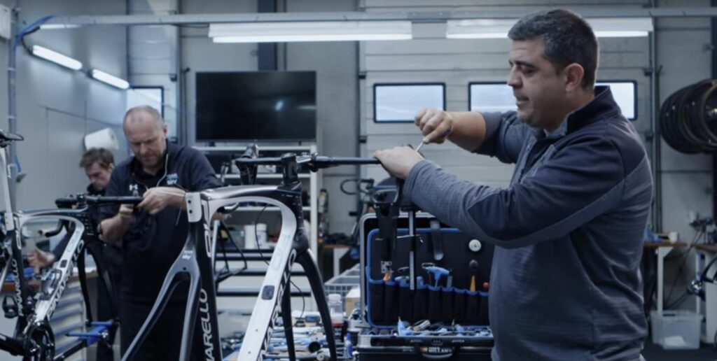 Team Sky bike build (YouTube).jpg