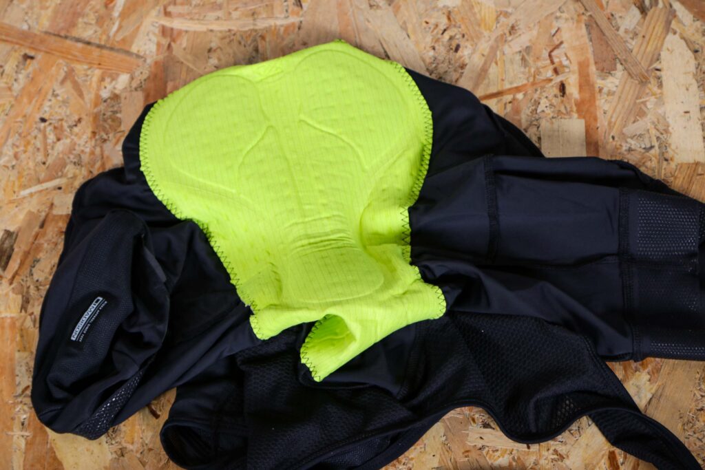 2021 Madison Roam mens cargo bib shorts &ndash; chamois.jpg