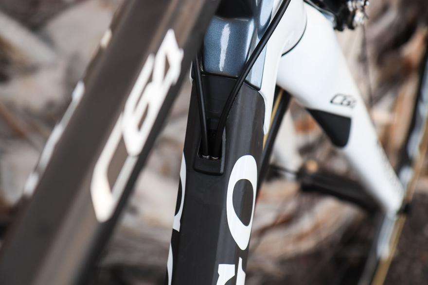 colnago-c64-cable-routing-1_0.jpg