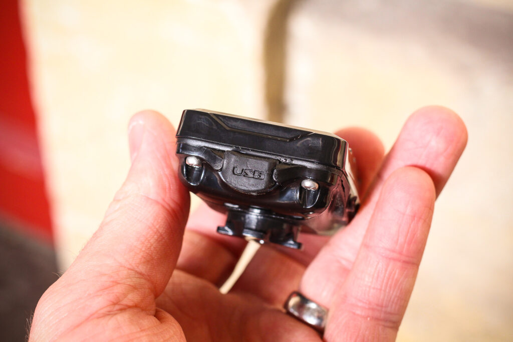 Lezyne Super Navigate GPS Loaded Bundle – unit USB port.jpg