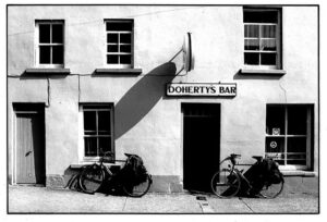 Pub and bikes in County Donegal (licenssed CC BY-SA 2,0 by carpentier_patrick on Flickr).jpg