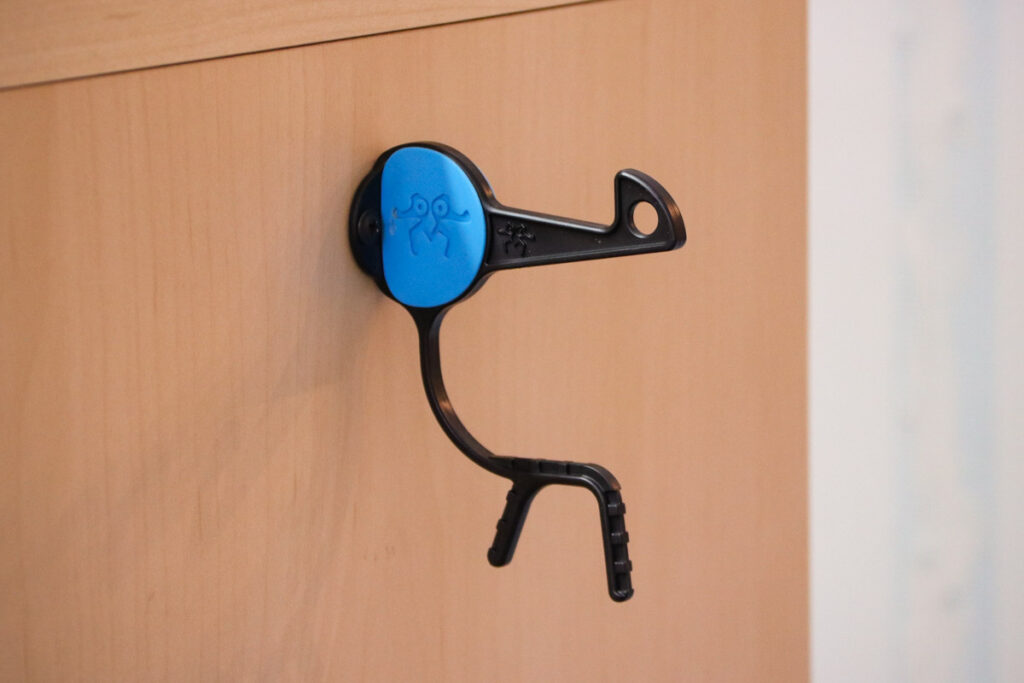 helmetor_wall-mounted_helmet_holder_2.jpg