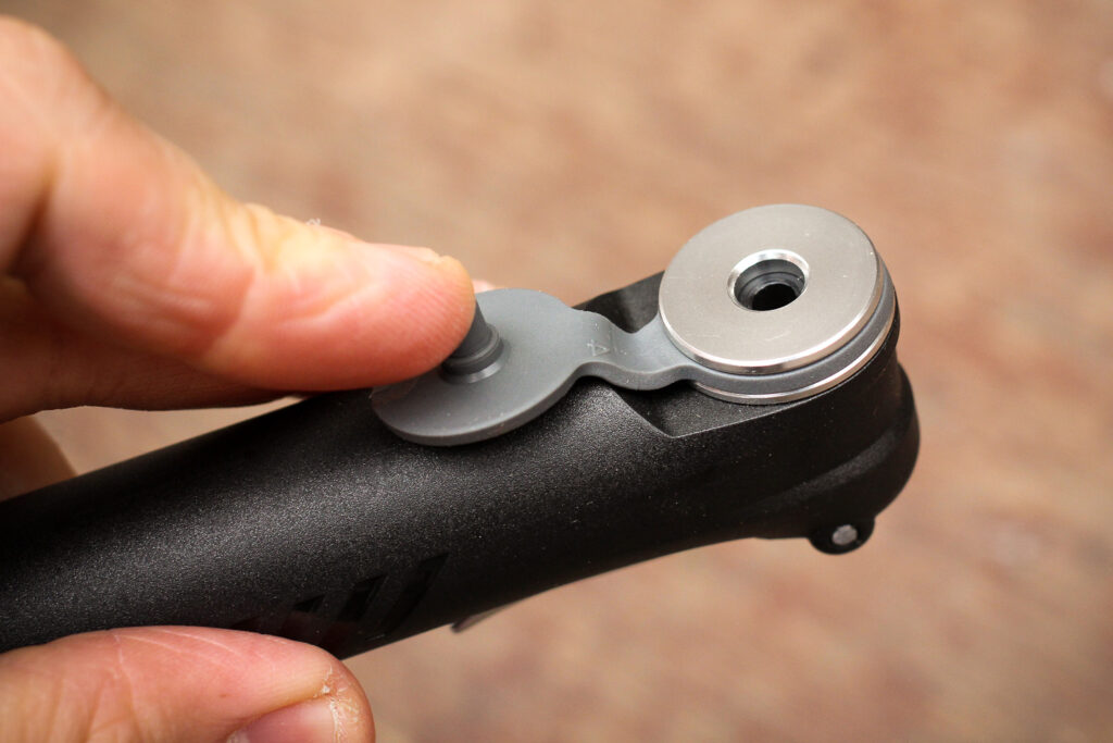 topeak_roadie_dax_hand_pump_-_valve_hole.jpg