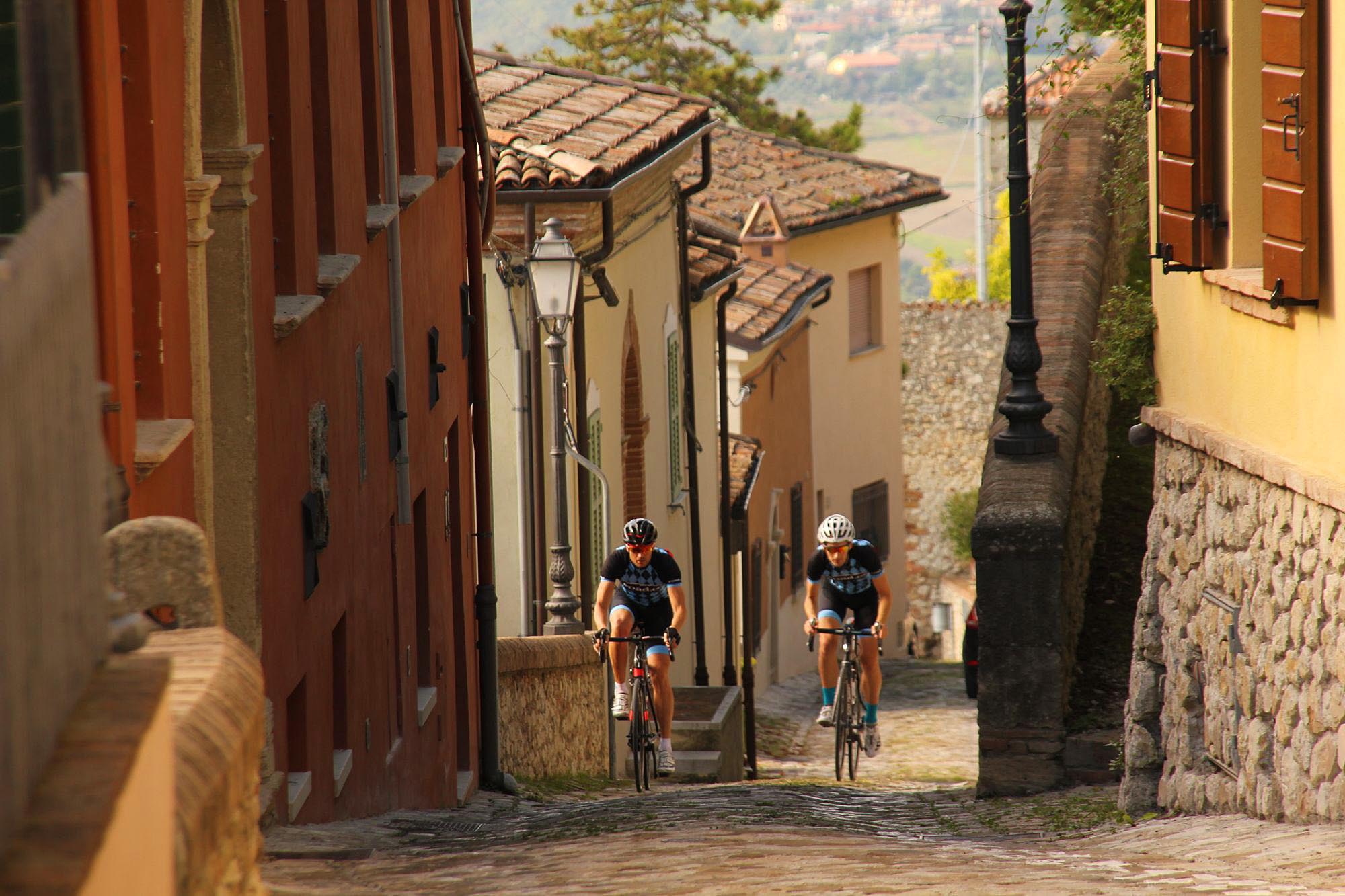 Verucchio – mat and dave riding up lane