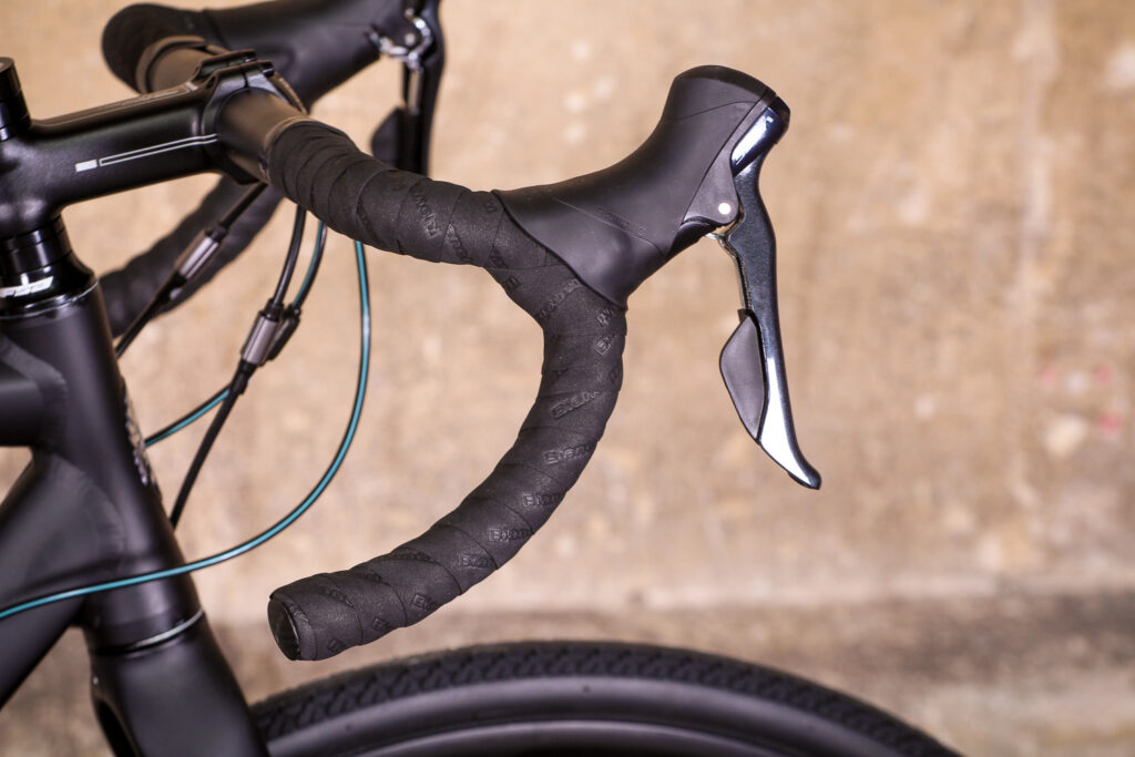 bianchi_via_nirone_7_all_road_-_bar_and_shifter.jpg