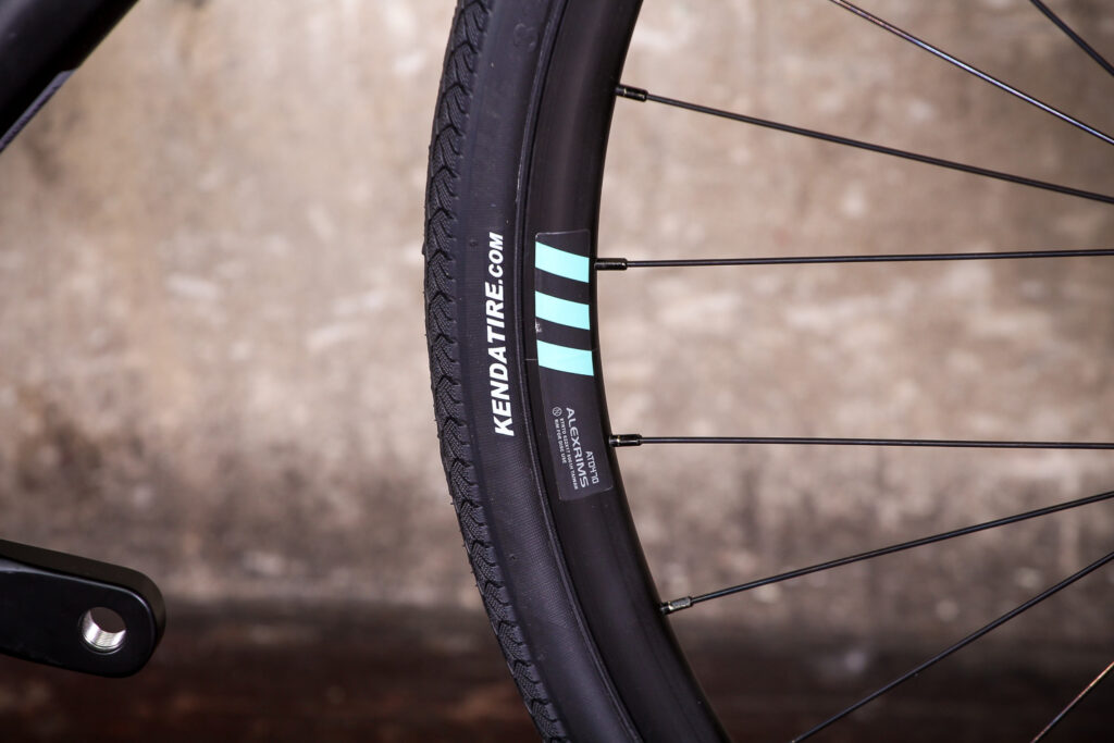bianchi_via_nirone_7_all_road_-_tyre_and_rim.jpg