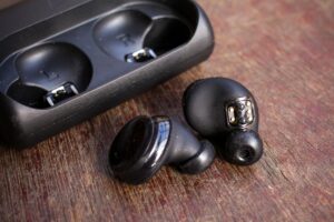 bragi_the_dash_pro_true_wireless_intelligent_earphones_-_detail_3.jpg