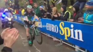 sam_bennett_wheelies_up_the_zoncolan_via_ciclismo_ignorante_on_twitter.jpg