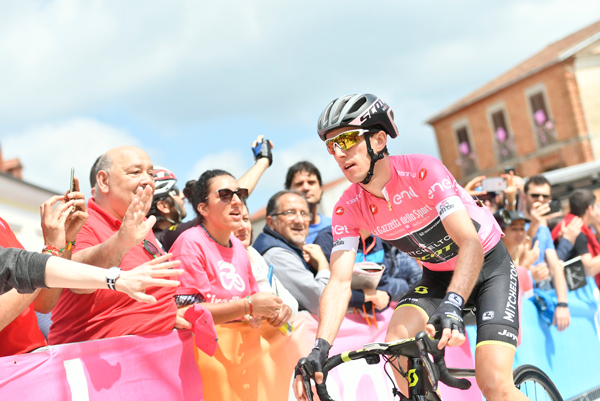 simon_yates_at_start_of_2018_giiro_ditalia_stage_9_picture_lapresse.jpg