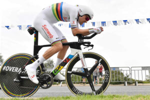 tom_dumoulin_in_rainbow_jersey_picture_lapresse.jpg