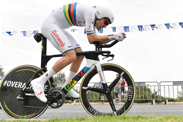 tom_dumoulin_in_rainbow_jersey_picture_lapresse.jpg