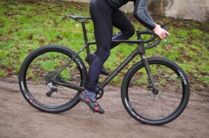 bombtrack_hook_ext-c_-_riding_3_0.jpg