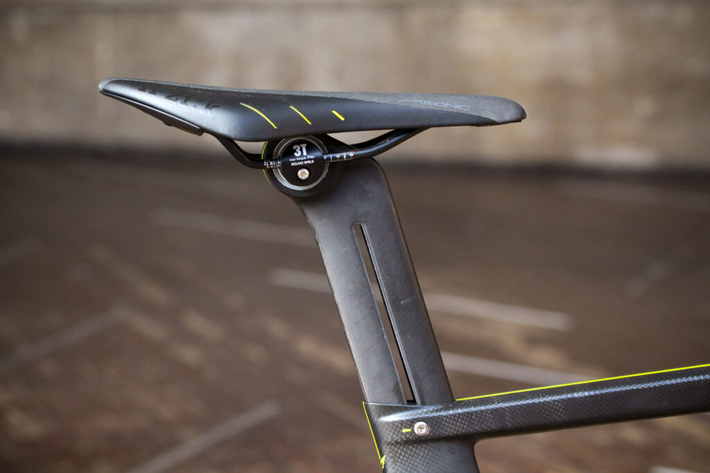 felt_ar4_-_saddle_and_post.jpg