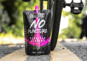 muc-off_no_puncture_hassle_tubeless_sealant_pouch_3.jpg