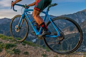 stans-grail-mk3_tubeless-aluminum-alloy-gravel-bike-road-bike-cx-cyclocross-rim-wheels_riding-gravel.jpg