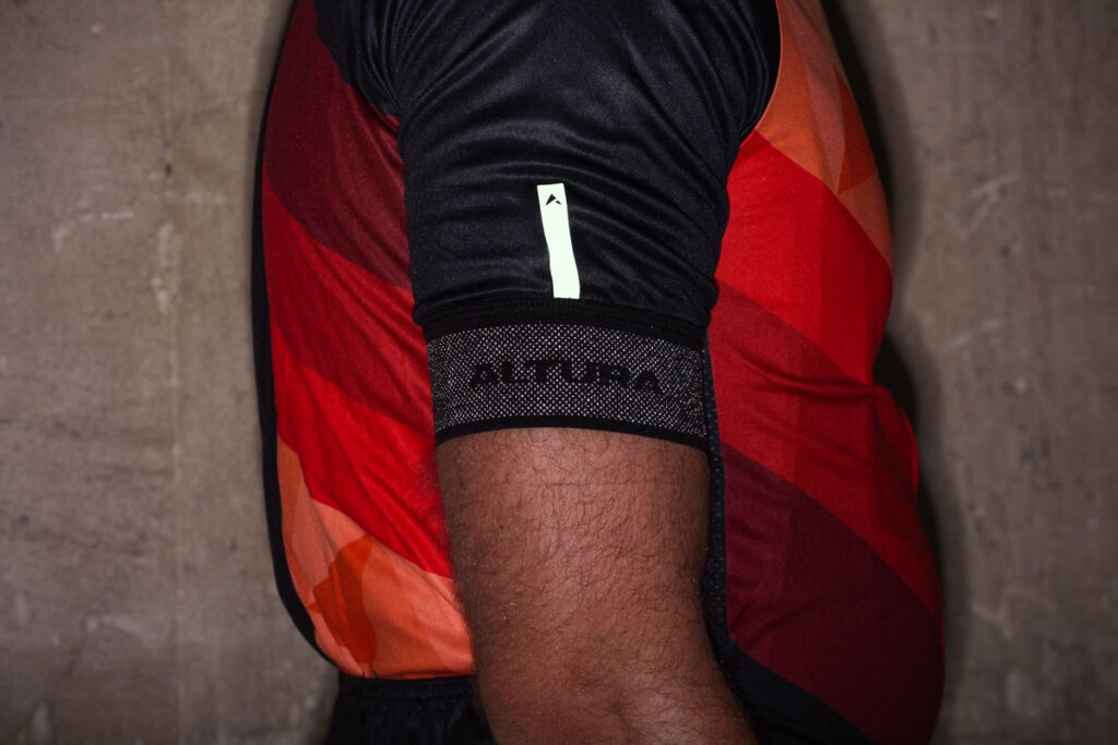 altura_peloton_short_sleeve_jersey_mosaic_-_cuff_reflective.jpg