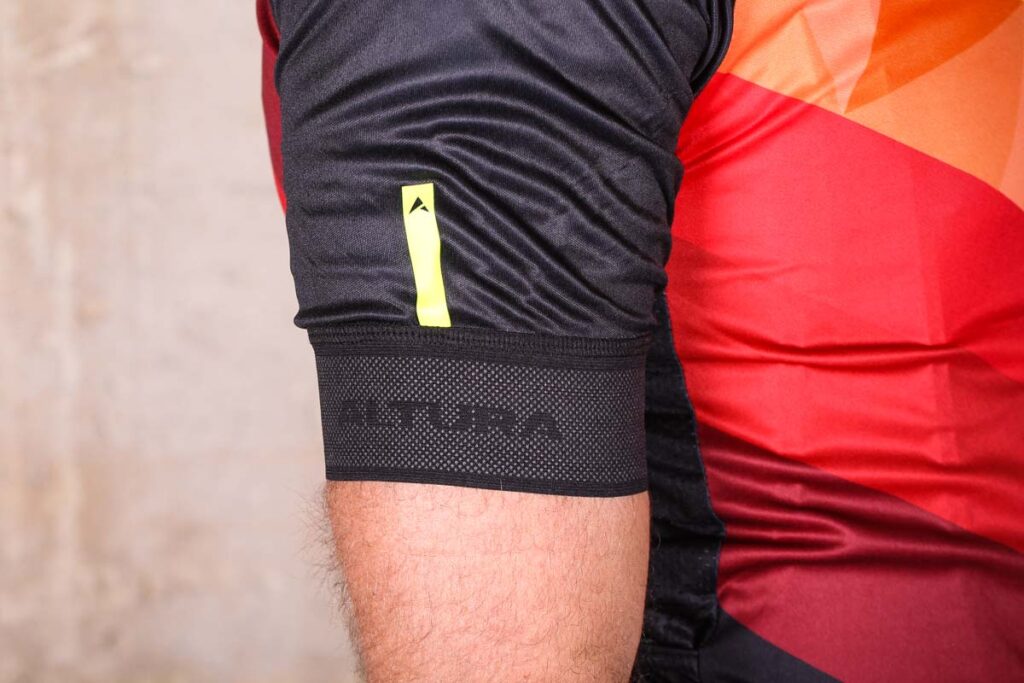 altura_peloton_short_sleeve_jersey_mosaic_-_sleeve.jpg