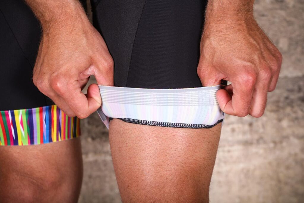 endura_pinstripe_bib_shorts_-_cuff_gripper.jpg