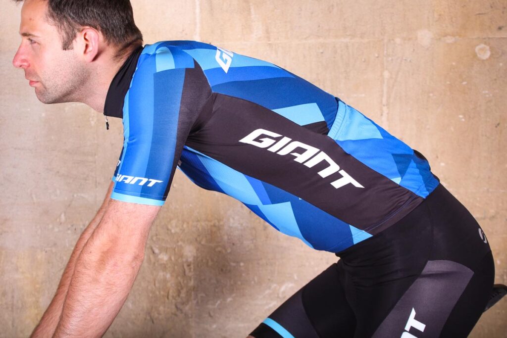 giant_elevate_short_sleeve_jersey_-_riding.jpg