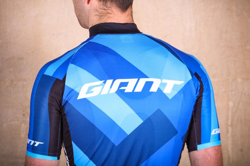 giant_elevate_short_sleeve_jersey_-_shoulders.jpg
