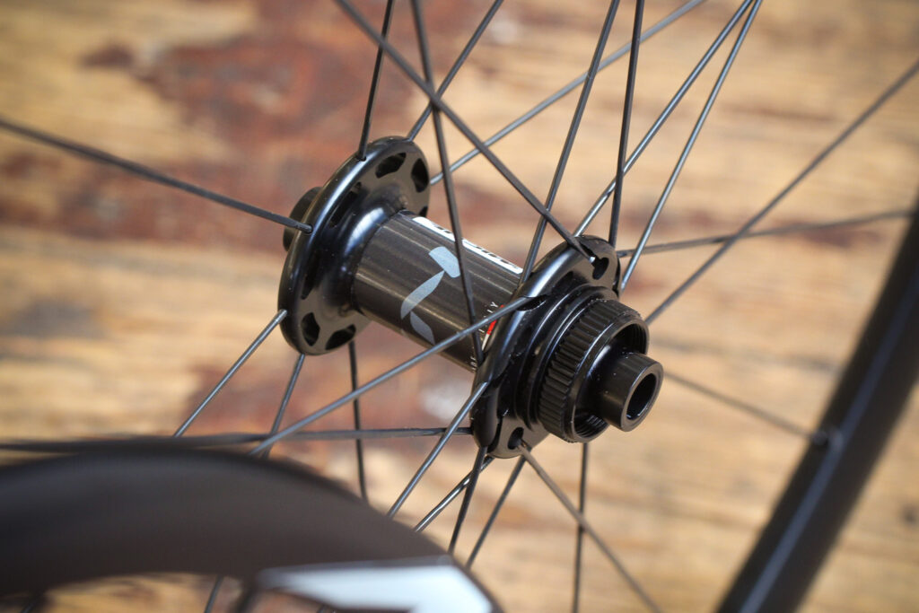Miche Syntium AXY Disc Black Wheels – front hub.jpg