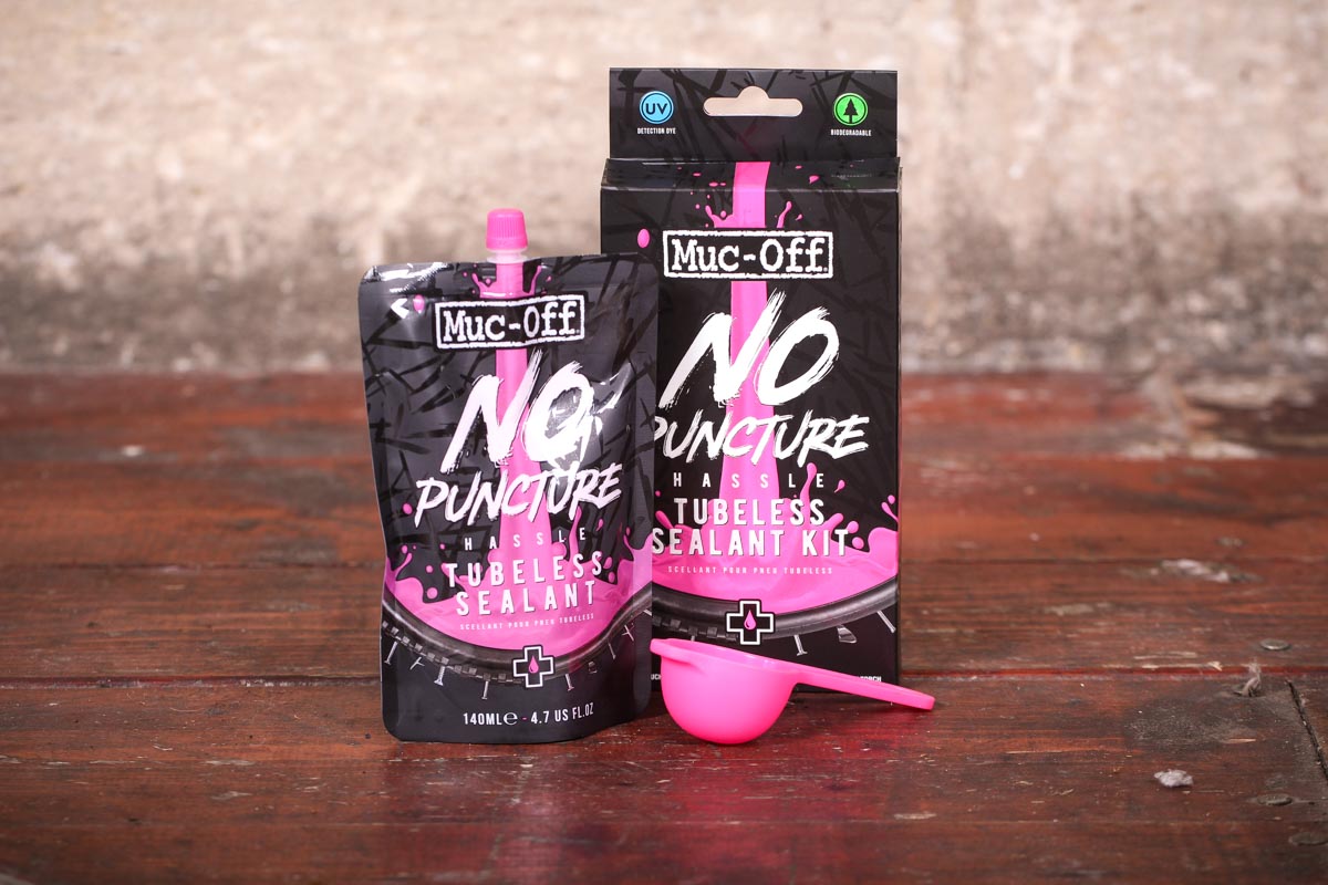 Muc-Off No Puncture Hassle Kit Anti-Crevaison Tubeless Vélo - Jusqu'à 6mm Avec Détecteur UV