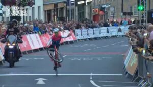 Tom Pidcock wheelies as he wins in Barnsley (video still via British Cycling).JPG