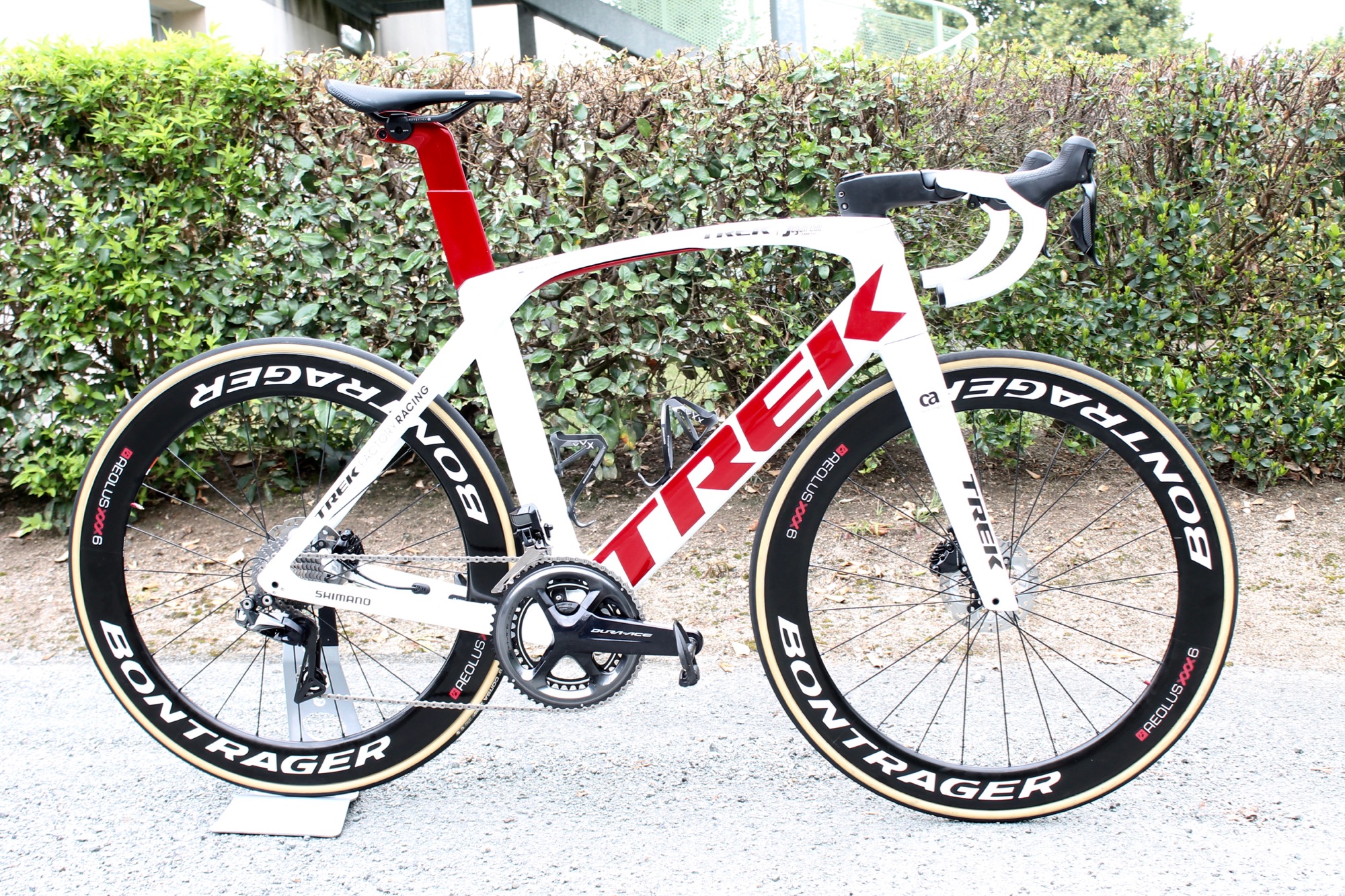 tour_tech_2018_-_trek_segafredo_trek_madone_disc_-_1