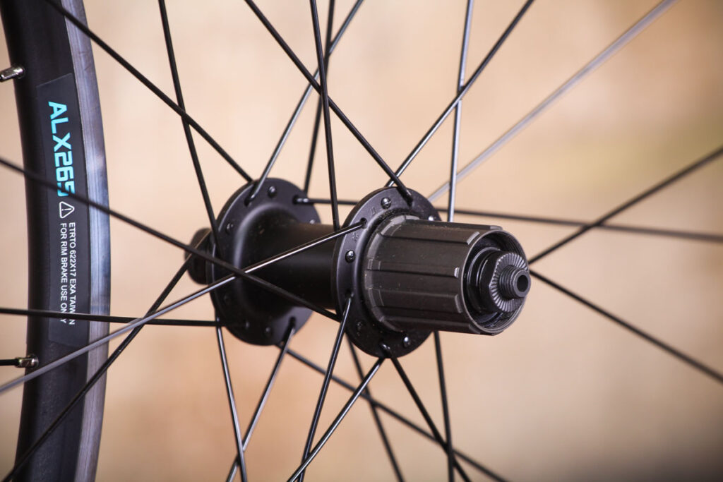 _alx265_700c_qr_road_wheels_tl-ready_-_rear_hub.jpg