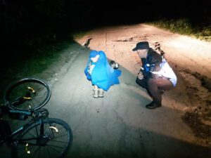 Dog keeping cyclist warm in Romaania (picture via  Jandarmeria Caras Severin on Facebook).JPG