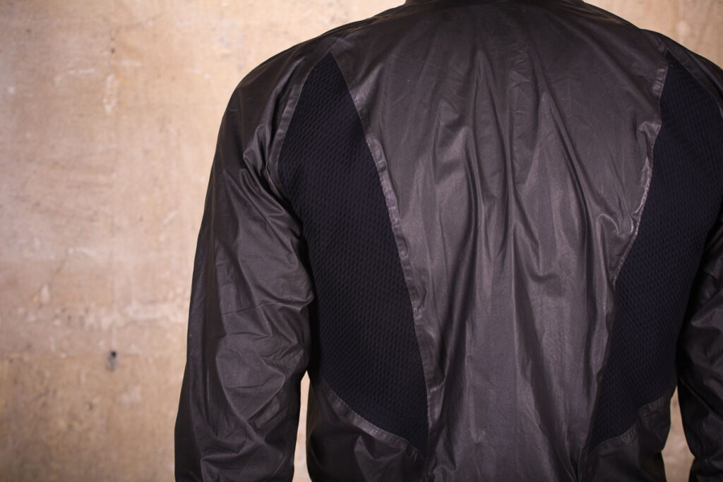 gore_c7_gore-tex_shakedry_stretch_jacket_-_back_detail.jpg