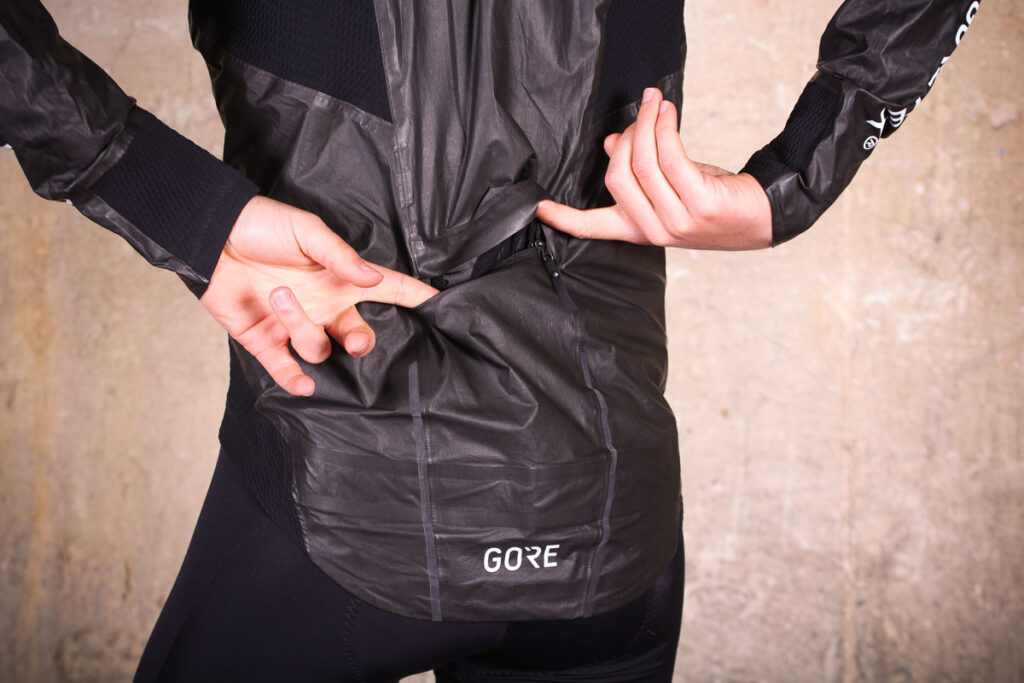 gore_c7_gore-tex_shakedry_stretch_jacket_-_pocket.jpg
