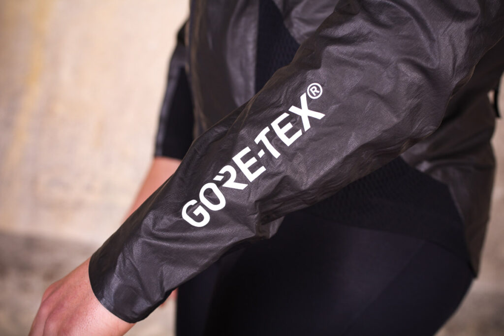 gore_c7_gore-tex_shakedry_stretch_jacket_-_sleeve_logo.jpg