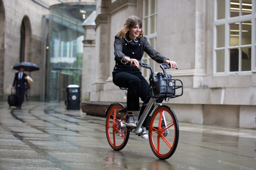 Mobike outside Manchester Central Library (Mobike).jpg