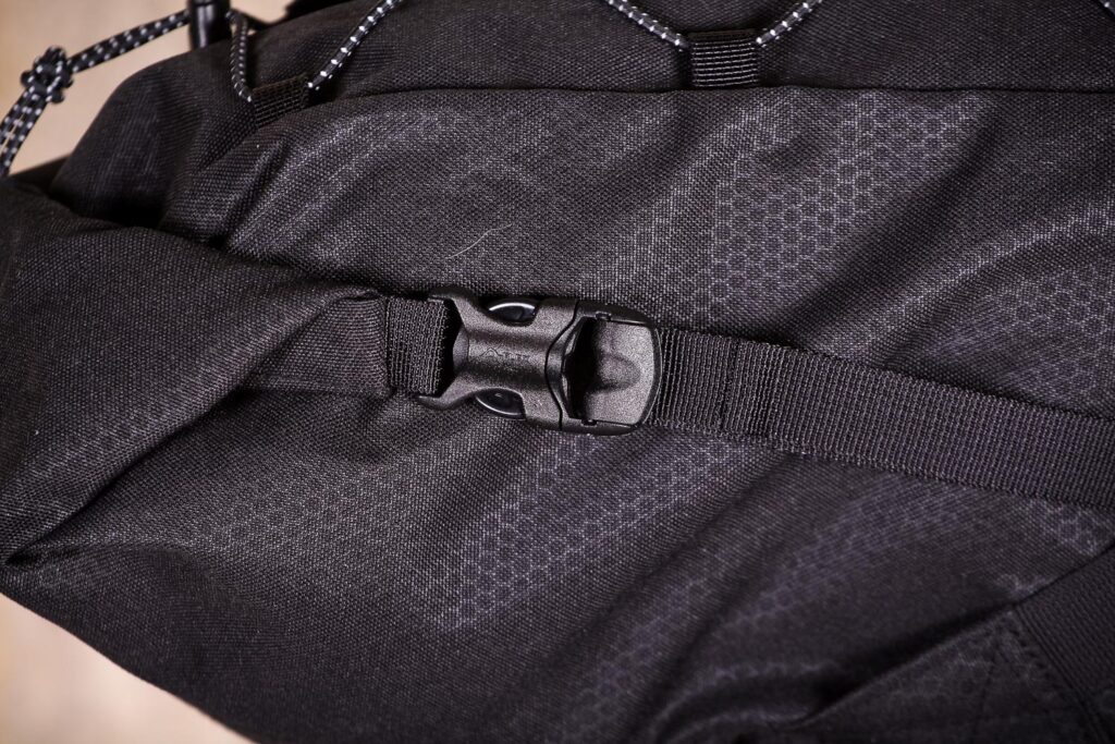 Topeak BackLoader 10L – roll top clip.jpg