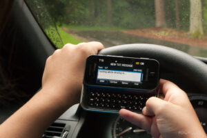 Texting while driving (CC BY-NC-ND 2.0 licence by Paul Oka:Flickr)