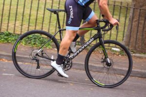 cannondale_synapse_disc_sora_-_riding_1.jpg
