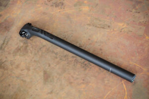 enve_carbon_seatpost_25mm_offset_2_bolt_2.jpg