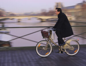 Cyclist in Paris crossing the Pont des Arts on a Velib  (CC BY SA 2.0 on Flickr by Jean-Francois Gornet)